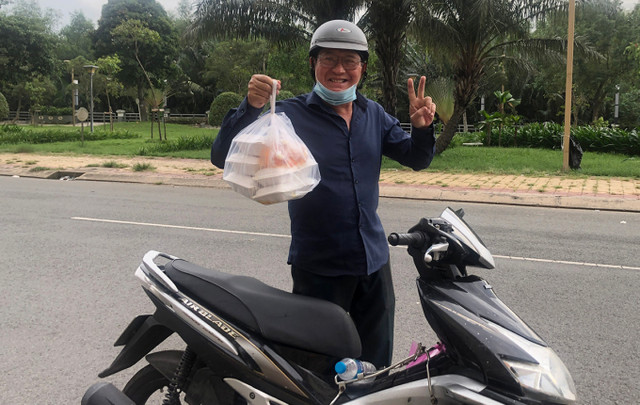 Danh hài bán bánh bèo kéo cày trả nợ ở tuổi U70 gây tranh cãi - Hình 2 Danh hai ban banh beo keo cay tra no o tuoi U70 gay tranh cai-Hinh-2