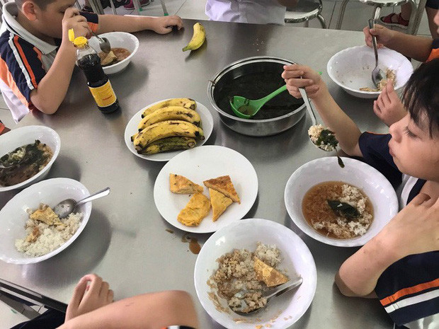TP.HCM: Phụ huynh bật khóc trước bữa ăn bán trú của con lớp 1 TP.HCM: Phu huynh bat khoc truoc bua an ban tru cua con lop 1