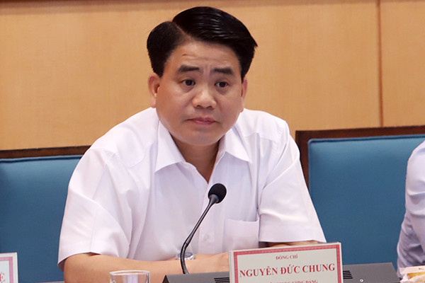Ông Nguyễn Đức Chung và chiếc phong bì 'quà tặng' chứa 10.000 USD Ong Nguyen Duc Chung va chiec phong bi 'qua tang' chua 10.000 USD