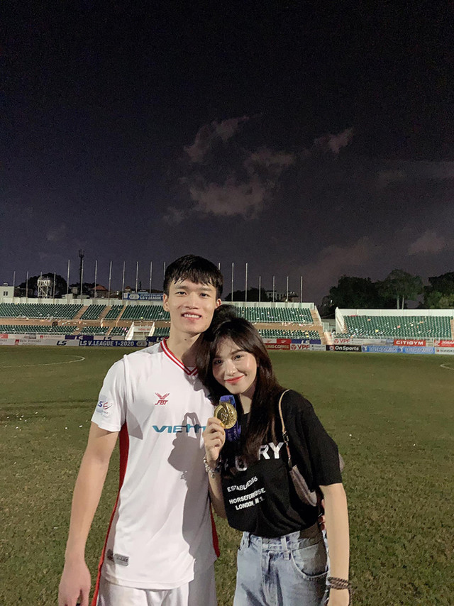 Bạn gái cầu thủ Hoàng Đức gợi cảm nổi tiếng làng WAGs Việt Ban gai cau thu Hoang Duc goi cam noi tieng lang WAGs Viet