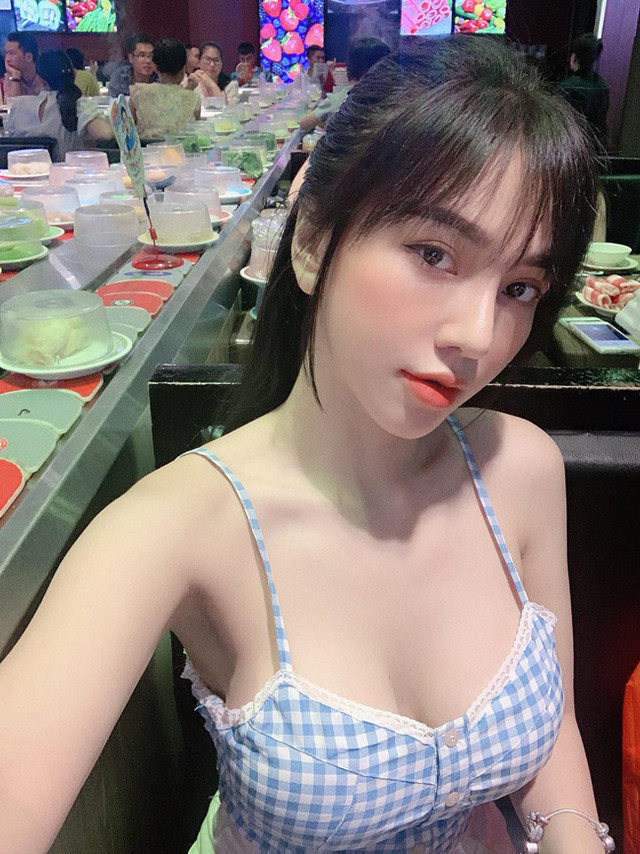 Bạn gái cầu thủ Hoàng Đức gợi cảm nổi tiếng làng WAGs Việt - Hình 3 Ban gai cau thu Hoang Duc goi cam noi tieng lang WAGs Viet-Hinh-3
