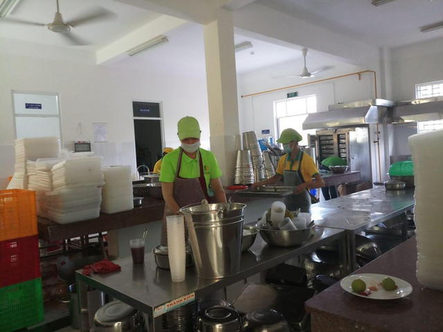 Hiệu trưởng trường Tiểu học Trần Thị Bưởi phản hồi về thức ăn bán trú 'nghèo nàn' Hieu truong truong Tieu hoc Tran Thi Buoi phan hoi ve thuc an ban tru 'ngheo nan'