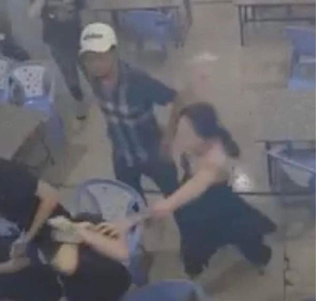 Mời bia và xin số điện thoại bị từ chối, nhóm người đánh 4 cô gái Moi bia va xin so dien thoai bi tu choi, nhom nguoi danh 4 co gai