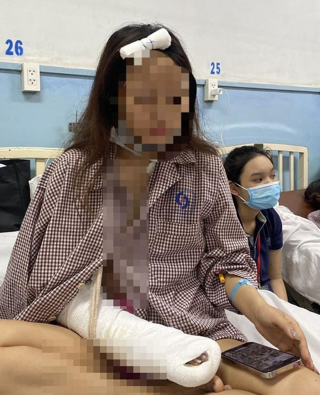Mời bia và xin số điện thoại bị từ chối, nhóm người đánh 4 cô gái - Hình 2 Moi bia va xin so dien thoai bi tu choi, nhom nguoi danh 4 co gai-Hinh-2