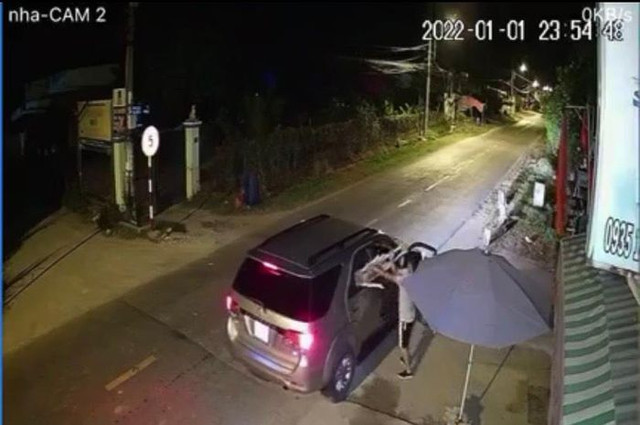 Nhóm đối tượng đi ô tô, dùng súng chích điện để trộm chó ở TP Hồ Chí Minh - Hình 2 Nhom doi tuong di o to, dung sung chich dien de trom cho o TP Ho Chi Minh-Hinh-2