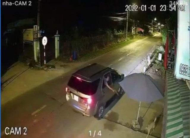Nhóm đối tượng đi ô tô, dùng súng chích điện để trộm chó ở TP Hồ Chí Minh Nhom doi tuong di o to, dung sung chich dien de trom cho o TP Ho Chi Minh
