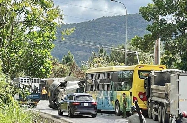 Tai nạn liên hoàn trên đèo Bảo Lộc, giao thông ách tắc nhiều giờ - Hình 7 Tai nan lien hoan tren deo Bao Loc, giao thong ach tac nhieu gio-Hinh-7