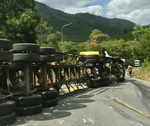 Tai nạn liên hoàn trên đèo Bảo Lộc, giao thông ách tắc nhiều giờ - Hình 3 Tai nan lien hoan tren deo Bao Loc, giao thong ach tac nhieu gio-Hinh-3