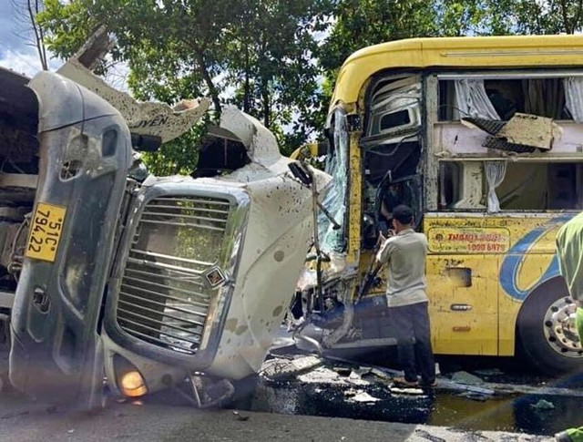 Tai nạn liên hoàn trên đèo Bảo Lộc, giao thông ách tắc nhiều giờ - Hình 2 Tai nan lien hoan tren deo Bao Loc, giao thong ach tac nhieu gio-Hinh-2