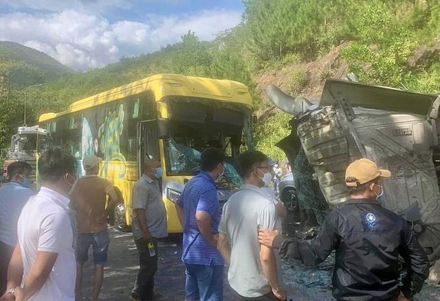 Tai nạn liên hoàn trên đèo Bảo Lộc, giao thông ách tắc nhiều giờ Tai nan lien hoan tren deo Bao Loc, giao thong ach tac nhieu gio