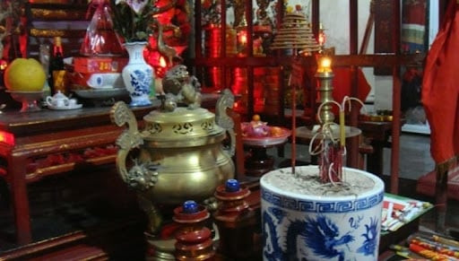 Lau dọn bàn thờ đừng làm lung lay 1 vật kẻo tán lộc, động tài - Hình 2 Lau don ban tho dung lam lung lay 1 vat keo tan loc, dong tai-Hinh-2