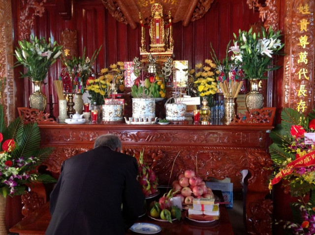 Nên lau dọn bàn thờ trước hay sau cúng ông Công ông Táo mới đúng - Hình 2 Nen lau don ban tho truoc hay sau cung ong Cong ong Tao moi dung-Hinh-2