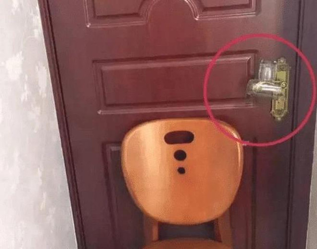 Treo cốc nước lên tay nắm cửa khách sạn, cô gái nhờ đó thoát nguy - Hình 3 Treo coc nuoc len tay nam cua khach san, co gai nho do thoat nguy-Hinh-3