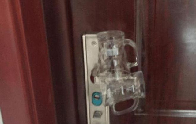 Treo cốc nước lên tay nắm cửa khách sạn, cô gái nhờ đó thoát nguy - Hình 4 Treo coc nuoc len tay nam cua khach san, co gai nho do thoat nguy-Hinh-4