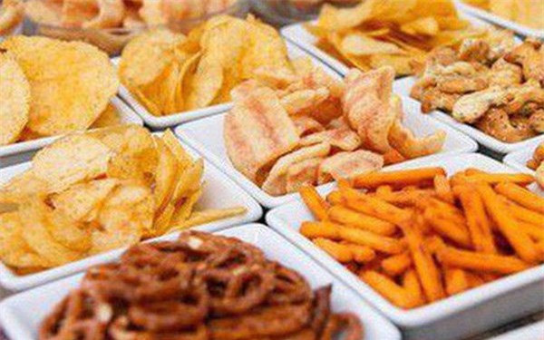 Sai lầm khi cho trẻ dùng bữa sáng khiến con càng ngày càng thấp ảnh 2 Cho bé ăn sáng bằng đồ ăn vặt