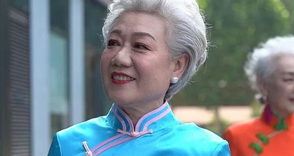 Tại sao con người lại gù lưng, tóc bạc và da đồi mồi sau khi già? Tai sao con nguoi lai gu lung, toc bac va da doi moi sau khi gia?