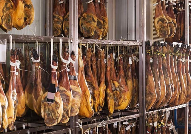 Mệnh danh "ngon nhất thế giới", đùi heo muối đổ chợ Tết rẻ chưa từng có Menh danh