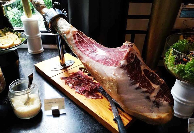 Mệnh danh "ngon nhất thế giới", đùi heo muối đổ chợ Tết rẻ chưa từng có - Hình 3 Menh danh