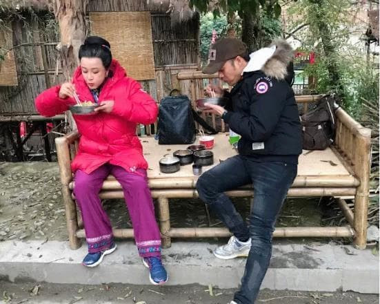 Hhình ảnh gần đây của Lưu Hiểu Khánh, ngồi bên vệ đường với mái tóc bạc - Hình 2 Hhinh anh gan day cua Luu Hieu Khanh, ngoi ben ve duong voi mai toc bac-Hinh-2