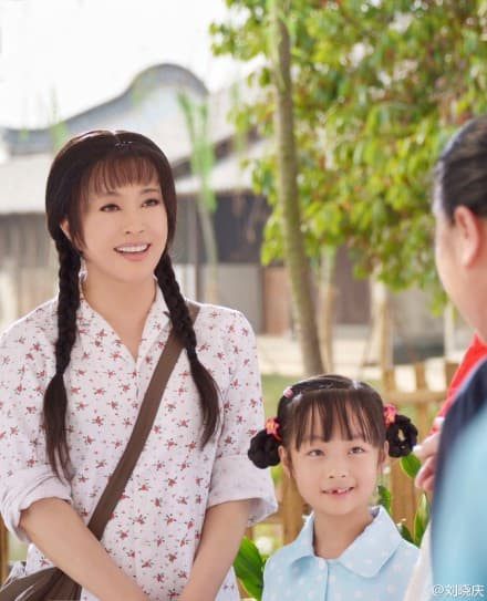 Hhình ảnh gần đây của Lưu Hiểu Khánh, ngồi bên vệ đường với mái tóc bạc - Hình 6 Hhinh anh gan day cua Luu Hieu Khanh, ngoi ben ve duong voi mai toc bac-Hinh-6