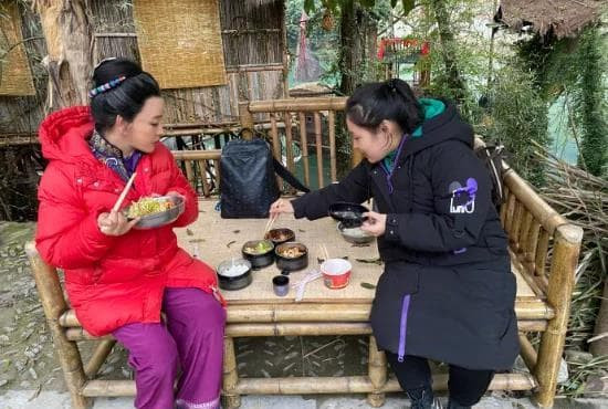 Hhình ảnh gần đây của Lưu Hiểu Khánh, ngồi bên vệ đường với mái tóc bạc - Hình 4 Hhinh anh gan day cua Luu Hieu Khanh, ngoi ben ve duong voi mai toc bac-Hinh-4