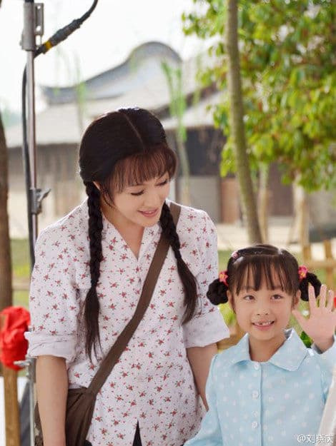 Hhình ảnh gần đây của Lưu Hiểu Khánh, ngồi bên vệ đường với mái tóc bạc - Hình 8 Hhinh anh gan day cua Luu Hieu Khanh, ngoi ben ve duong voi mai toc bac-Hinh-8