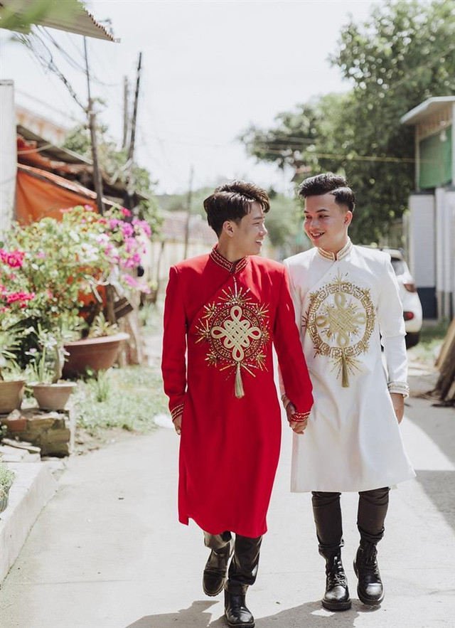 Chuyện tình cặp LGBT nam: Yêu nhau từ cú tát lúc uống say - Hình 12 Chuyen tinh cap LGBT nam: Yeu nhau tu cu tat luc uong say-Hinh-12