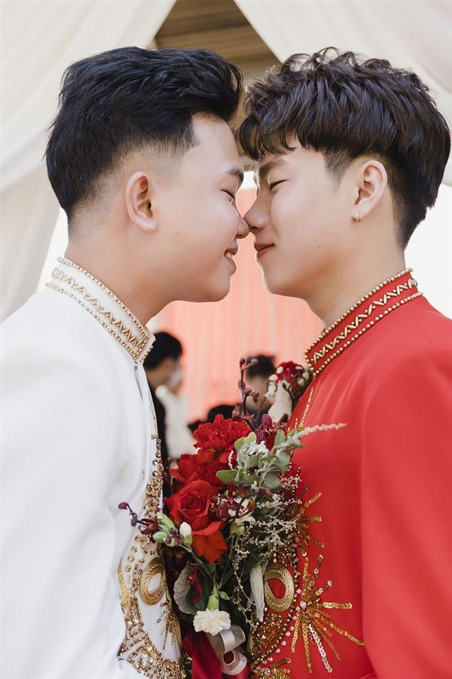 Chuyện tình cặp LGBT nam: Yêu nhau từ cú tát lúc uống say - Hình 9 Chuyen tinh cap LGBT nam: Yeu nhau tu cu tat luc uong say-Hinh-9