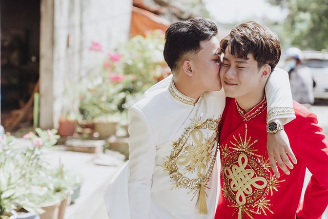 Chuyện tình cặp LGBT nam: Yêu nhau từ cú tát lúc uống say - Hình 13 Chuyen tinh cap LGBT nam: Yeu nhau tu cu tat luc uong say-Hinh-13