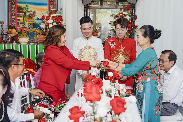 Chuyện tình cặp LGBT nam: Yêu nhau từ cú tát lúc uống say - Hình 8 Chuyen tinh cap LGBT nam: Yeu nhau tu cu tat luc uong say-Hinh-8