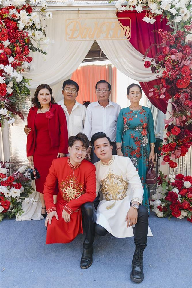 Chuyện tình cặp LGBT nam: Yêu nhau từ cú tát lúc uống say - Hình 11 Chuyen tinh cap LGBT nam: Yeu nhau tu cu tat luc uong say-Hinh-11