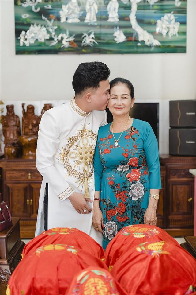 Chuyện tình cặp LGBT nam: Yêu nhau từ cú tát lúc uống say - Hình 6 Chuyen tinh cap LGBT nam: Yeu nhau tu cu tat luc uong say-Hinh-6