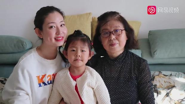 Cô gái khoe ảnh chụp Tết mỗi năm, kéo đến cuối lặng người - Hình 5 Co gai khoe anh chup Tet moi nam, keo den cuoi lang nguoi-Hinh-5