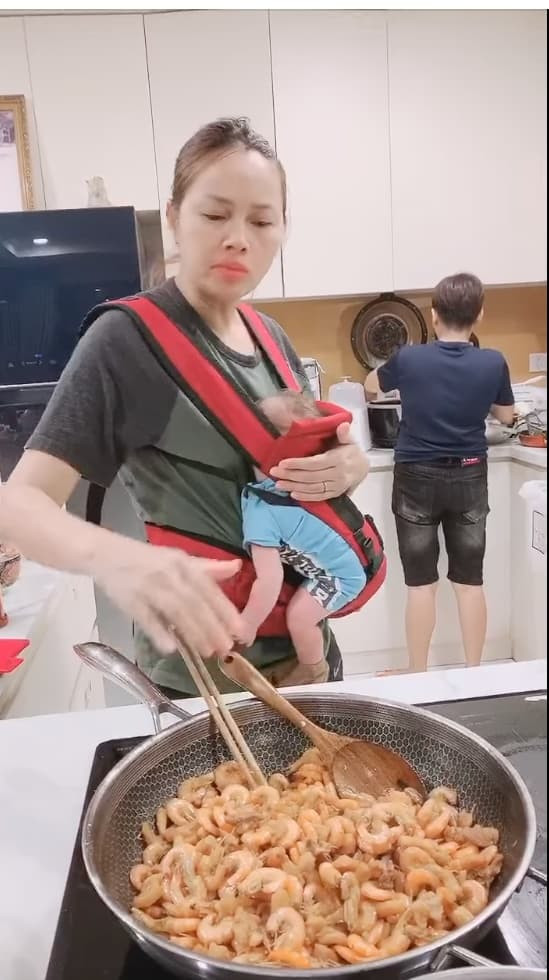 Diễm Châu vừa địu con mới 2 tháng vừa nấu ăn - Hình 4 Diem Chau vua diu con moi 2 thang vua nau an-Hinh-4