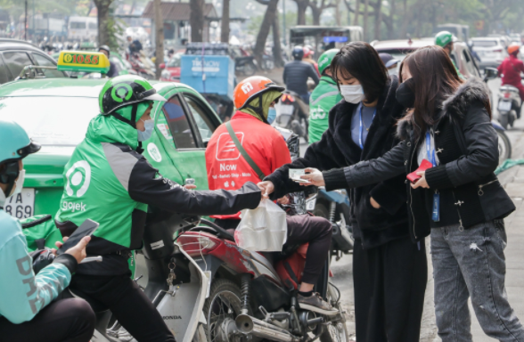 Dân văn phòng "đỏ mắt" tìm shipper giao đồ ăn trưa Dan van phong
