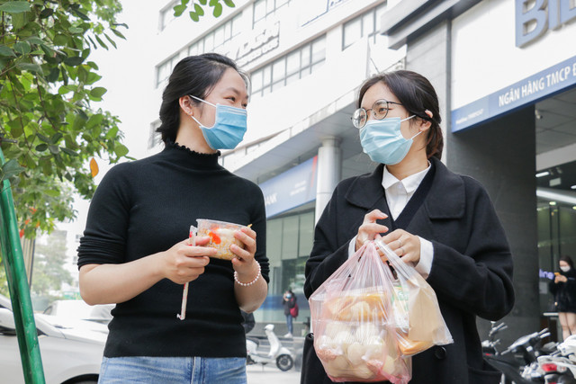 Dân văn phòng "đỏ mắt" tìm shipper giao đồ ăn trưa - Hình 4 Dan van phong