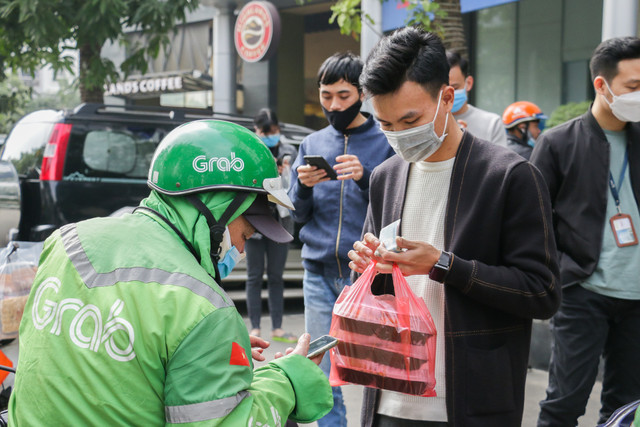 Dân văn phòng "đỏ mắt" tìm shipper giao đồ ăn trưa - Hình 2 Dan van phong