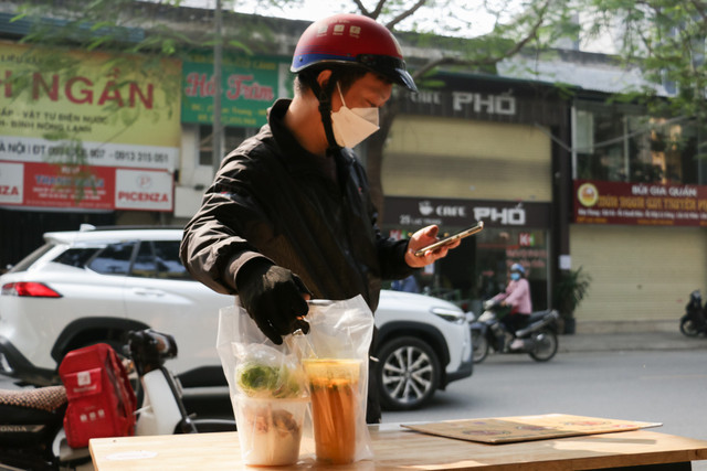 Dân văn phòng "đỏ mắt" tìm shipper giao đồ ăn trưa - Hình 7 Dan van phong