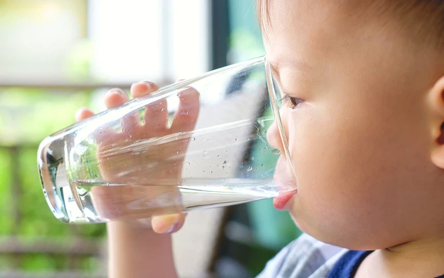 4 khung giờ vàng cứ cho trẻ uống nước còn tốt hơn cả uống sữa - Hình 2 4 khung gio vang cu cho tre uong nuoc con tot hon ca uong sua-Hinh-2