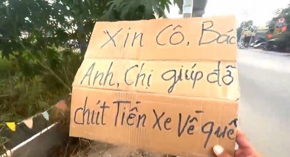 Bóc mẽ thanh niên ngồi đường xin tiền về quê, bỏ của chạy lấy người Boc me thanh nien ngoi duong xin tien ve que, bo cua chay lay nguoi