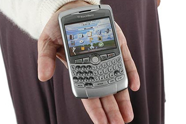 Điểm mặt những mẫu điện thoại BlackBerry gây nhiều nhung nhớ nhất - Hình 3 Diem mat nhung mau dien thoai BlackBerry gay nhieu nhung nho nhat-Hinh-3