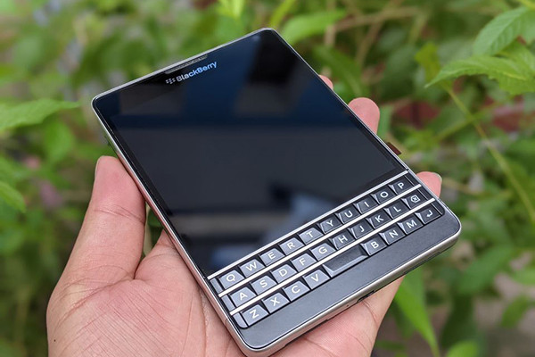 Điểm mặt những mẫu điện thoại BlackBerry gây nhiều nhung nhớ nhất - Hình 6 Diem mat nhung mau dien thoai BlackBerry gay nhieu nhung nho nhat-Hinh-6