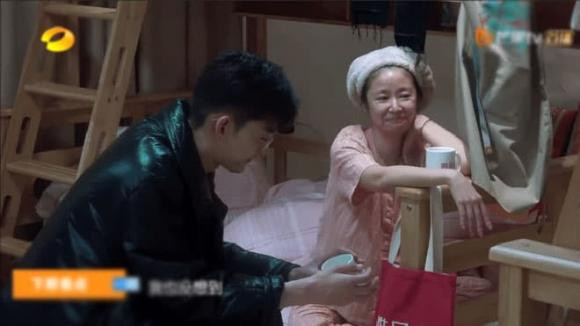 Lâm Tâm Như gây sốc khi để mặt mộc lộ nhiều nếp nhăn như bà lão - Hình 3 Lam Tam Nhu gay soc khi de mat moc lo nhieu nep nhan nhu ba lao-Hinh-3