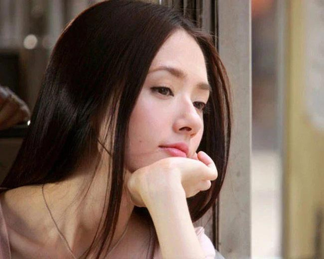 Đang ôm ấp bạn trai, cô gái phát hiện "vật thể lạ" đáng nghi - Hình 2 Dang om ap ban trai, co gai phat hien