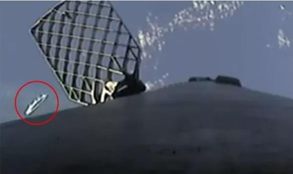 “Đĩa bay” bí ẩn xuất hiện trong đoạn livestream của công ty SpaceX “Dia bay” bi an xuat hien trong doan livestream cua cong ty SpaceX