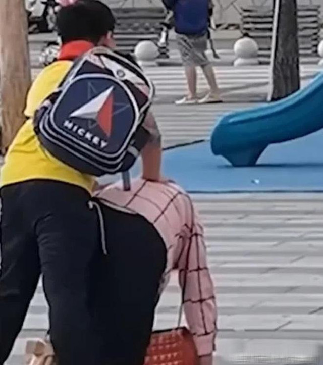 Cậu bé tiểu học đánh mẹ, phản ứng của phụ huynh gây phẫn nộ Cau be tieu hoc danh me, phan ung cua phu huynh gay phan no