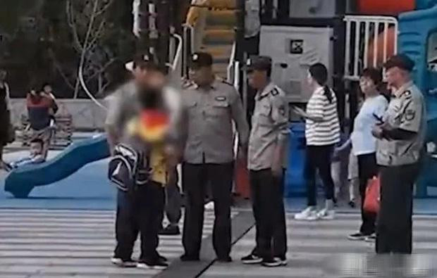 Cậu bé tiểu học đánh mẹ, phản ứng của phụ huynh gây phẫn nộ - Hình 3 Cau be tieu hoc danh me, phan ung cua phu huynh gay phan no-Hinh-3