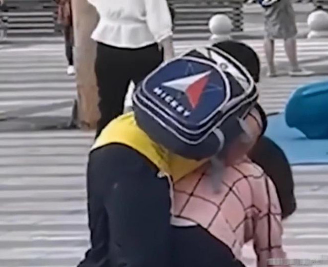 Cậu bé tiểu học đánh mẹ, phản ứng của phụ huynh gây phẫn nộ - Hình 2 Cau be tieu hoc danh me, phan ung cua phu huynh gay phan no-Hinh-2