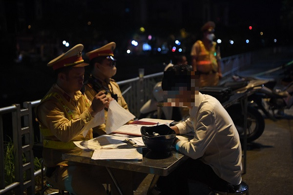 Nhiều trường hợp không ngờ bị phạt vi phạm nồng độ cồn lúc nửa đêm - Hình 2 Nhieu truong hop khong ngo bi phat vi pham nong do con luc nua dem-Hinh-2