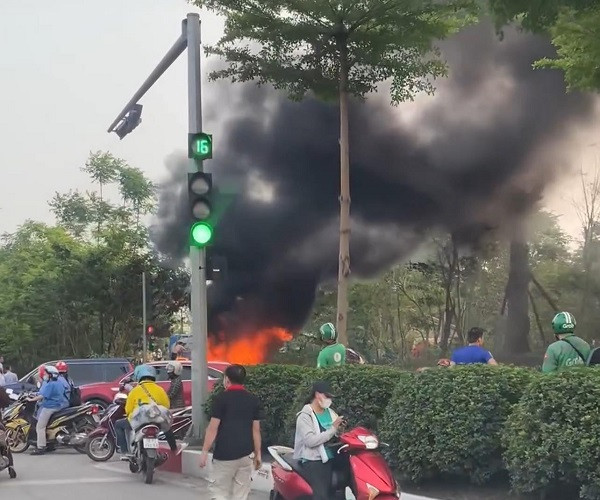 Xe tải bốc cháy dữ dội trên đường Võ Văn Kiệt, Hà Nội Xe tai boc chay du doi tren duong Vo Van Kiet, Ha Noi